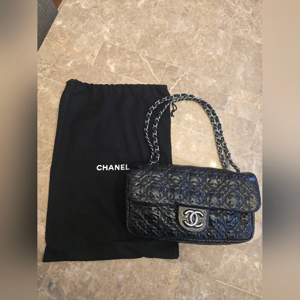 CHANEL "Rock In Moscow" Patent Vinyl Flap Bag - Picture 5 of 6
